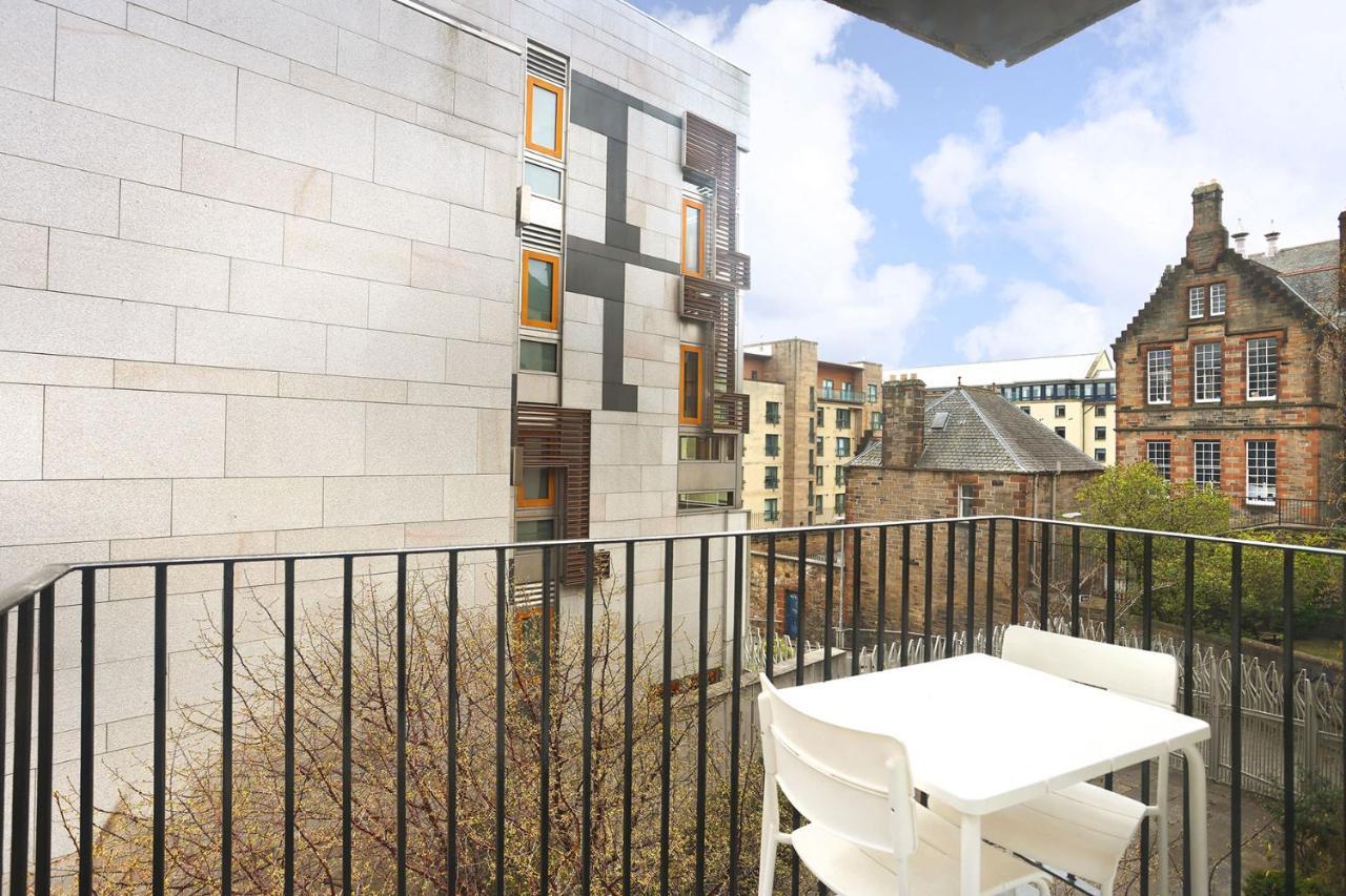 Joivy Contemporary Royal Mile Apartment With Balcony Edimburgo Esterno foto