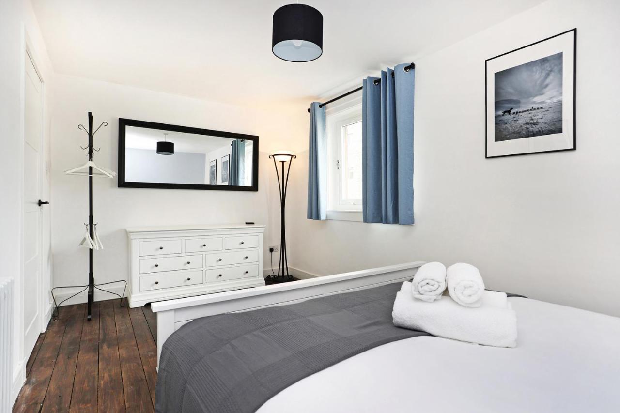 Joivy Contemporary Royal Mile Apartment With Balcony Edimburgo Esterno foto